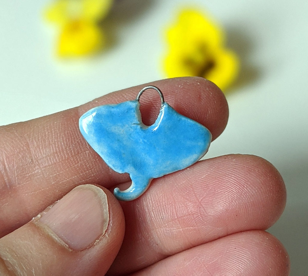 pendentif raie bleue