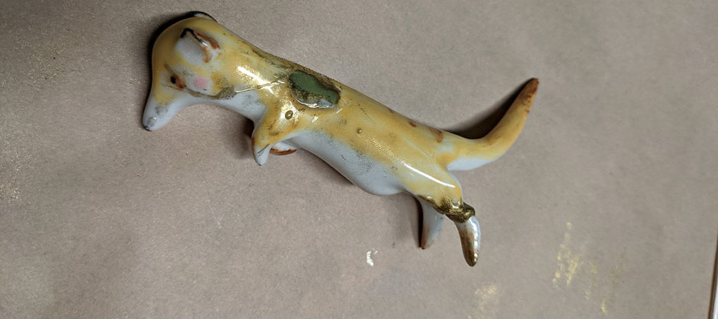 réparation d'une patte brisée sur une figurine porcelaine