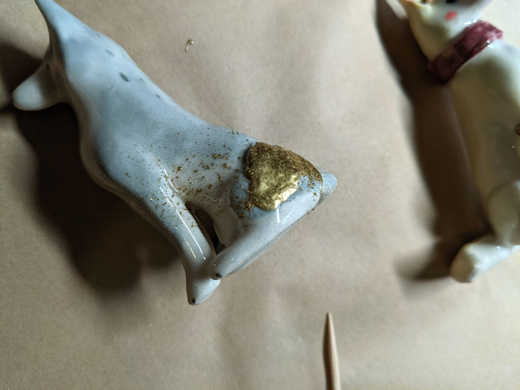 ajouter de la poudre de mica sur la réparation pour le brillant