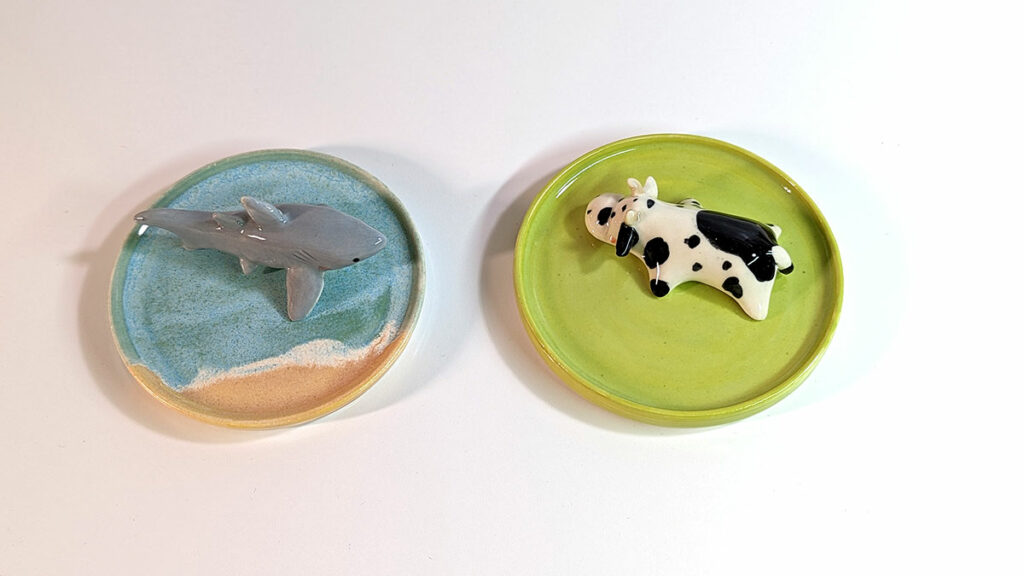 Wedding present : pair of saucers and figurines