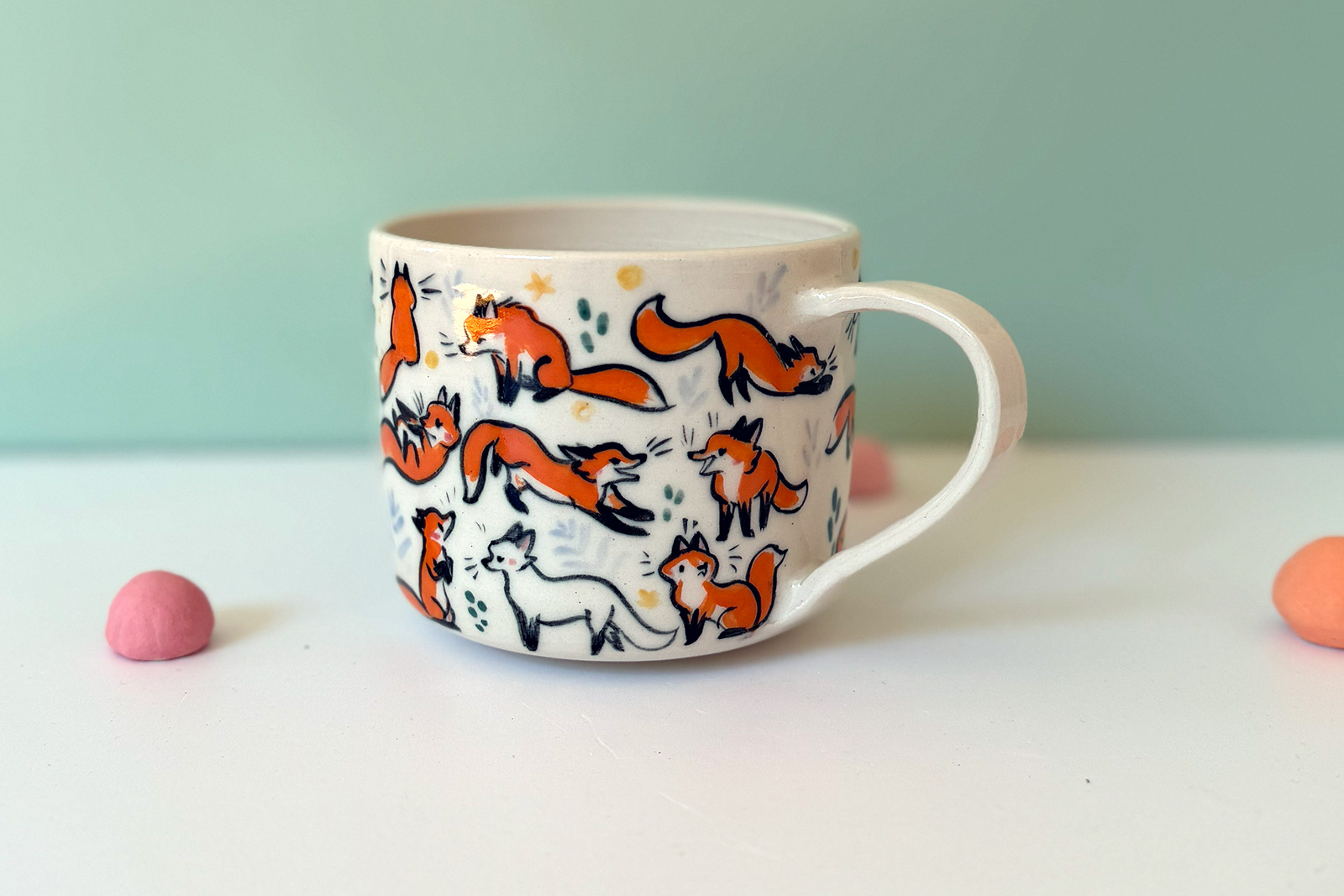 Alternative view of Mug : Too Many Foxes